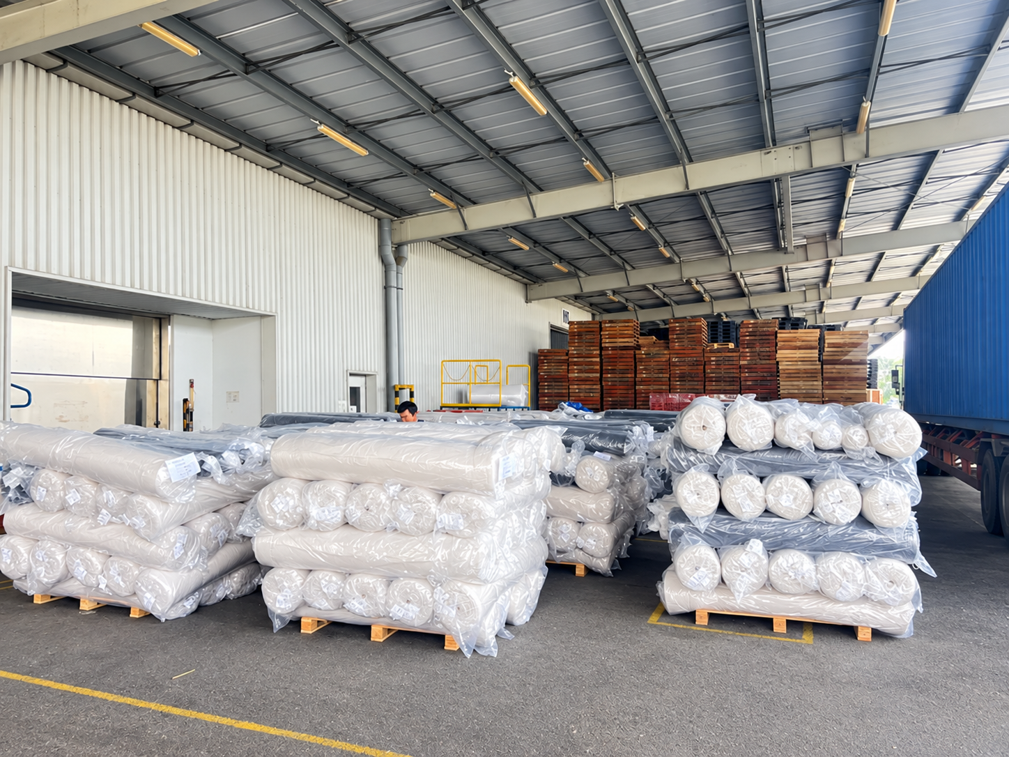 Các cuộn màng được tập kết trên pallet, sắp xếp ngay ngắn và đưa vào container thuận tiện bằng xe nâng. cuon-mang-duoc-xep-gon-tren-pallet-va-dua-len-container
