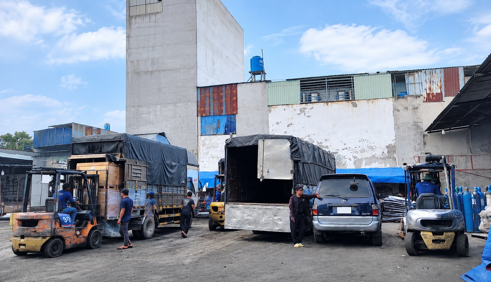 Hỗ trợ xe đến nhận hàng tại kho bãi theo địa điểm và thời gian khách yêu cầu, thuận tiện cho việc bốc xếp và vận chuyển. nhan-hang-tai-kho-bai-theo-yeu-cau-cua-khach-hang