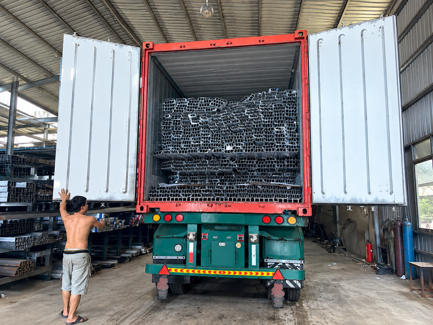 Đầu kéo container 30 tấn phù hợp chở máy móc, thiết bị, linh kiện, hàng pallet và các lô hàng nặng cần đi nguyên chuyến. dau-keo-container-30-tan-cho-hang-cong-nghiep-hang-nang-va-nguyen-chuyen