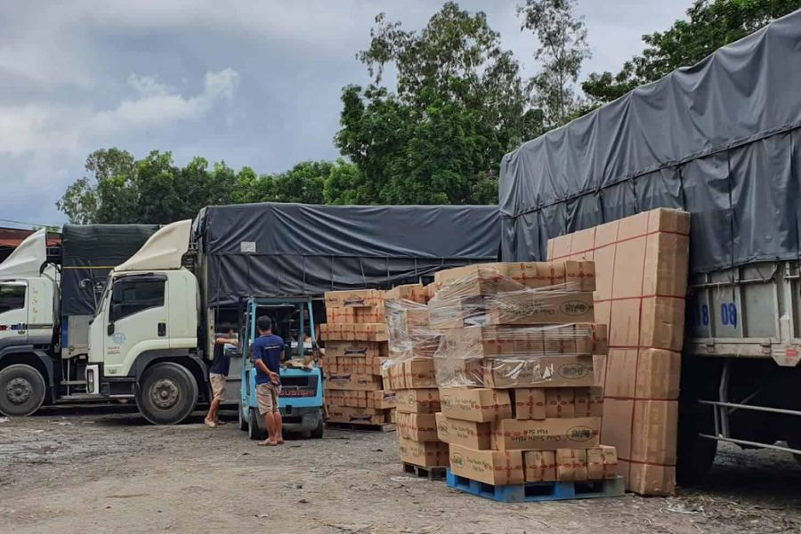 Hàng hóa được bốc xếp và chằng buộc chắc chắn trên xe tải 15 tấn tại Bình Dương, hạn chế xê dịch trong quá trình vận chuyển đường dài đi Quảng Bình. boc-xep-chang-buoc-hang-hoa-len-xe-tai-15-tan-tai-binh-duong