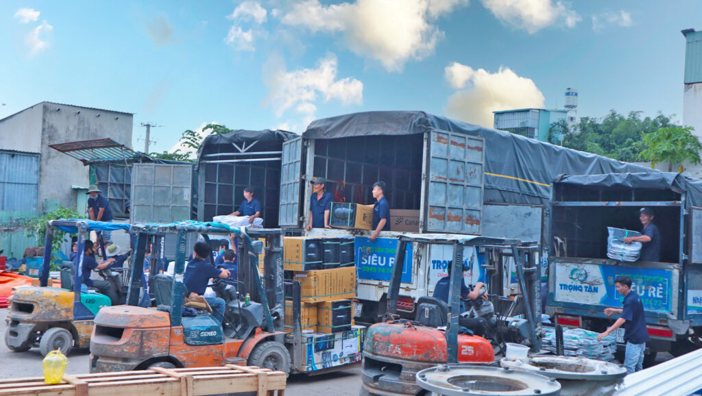 Bốc xếp hàng hóa lên xe tải 15 tấn tại Bình Dương, sắp xếp máy móc, pallet và vật tư công nghiệp gọn gàng, hỗ trợ vận chuyển đi Hải Dương. boc-xep-hang-hoa-len-xe-tai-15-tan-binh-duong-di-hai-duong