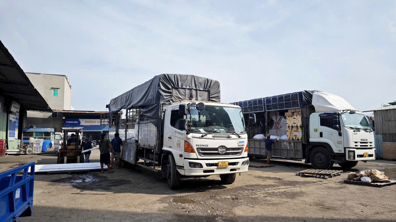 Hàng hóa được bốc xếp lên xe tải 15 tấn tại kho Bình Dương, sắp đặt gọn gàng và chằng buộc chắc chắn trước khi vận chuyển đường dài đi Huế. boc-xep-hang-hoa-len-xe-tai-15-tan-tai-kho-binh-duong-di-hue