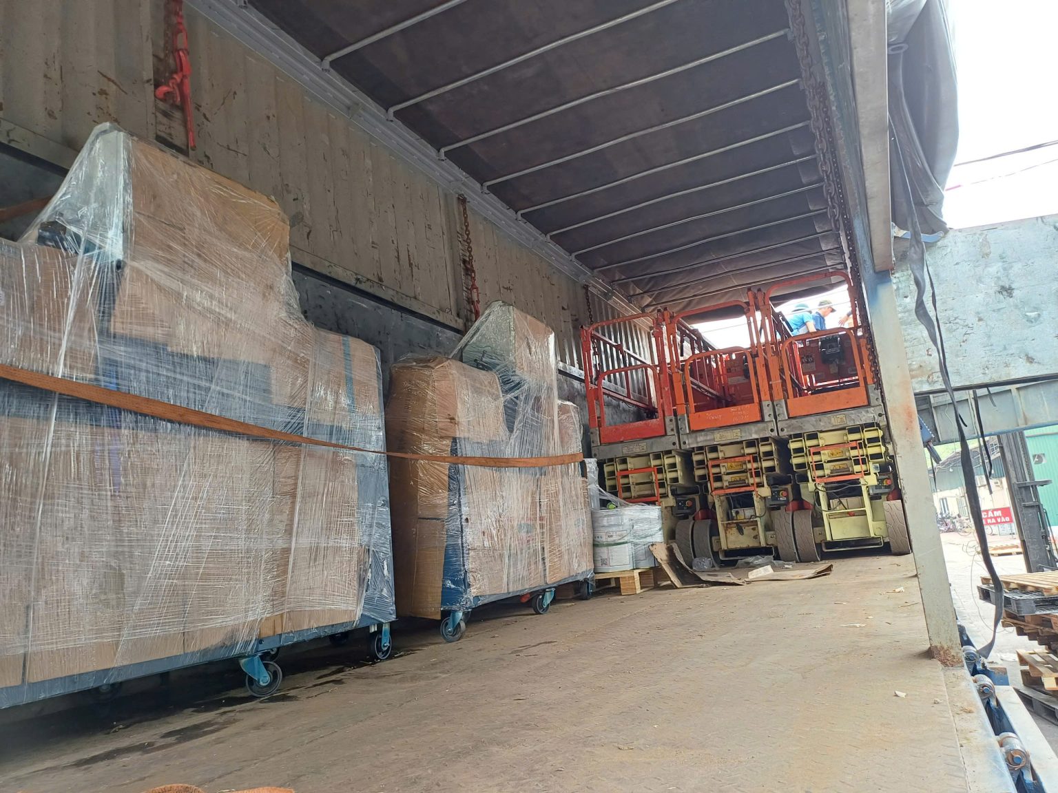 Hàng hóa được đóng gói, sắp xếp và chằng buộc chắc chắn trên xe, hạn chế xê dịch trong quá trình vận chuyển đường dài. hang-hoa-duoc-dong-goi-va-chang-buoc-ky-cang-tren-xe-tai