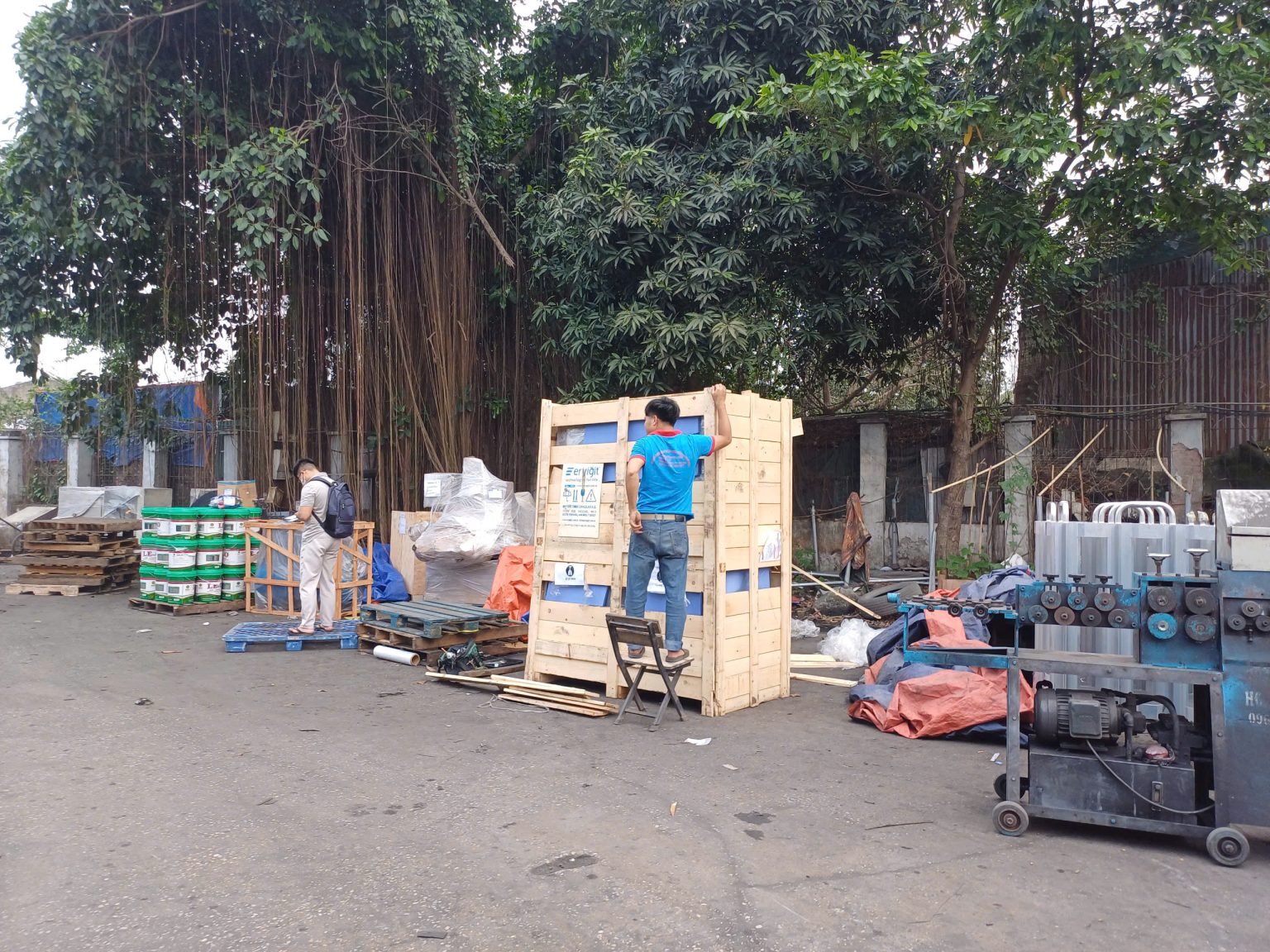 Hàng hóa được đóng kiện gỗ kỹ càng, cố định chắc chắn trước khi xếp lên xe, giúp hạn chế va chạm và xê dịch khi vận chuyển đường dài. hang-hoa-duoc-dong-kien-go-chac-chan-truoc-khi-van-chuyen