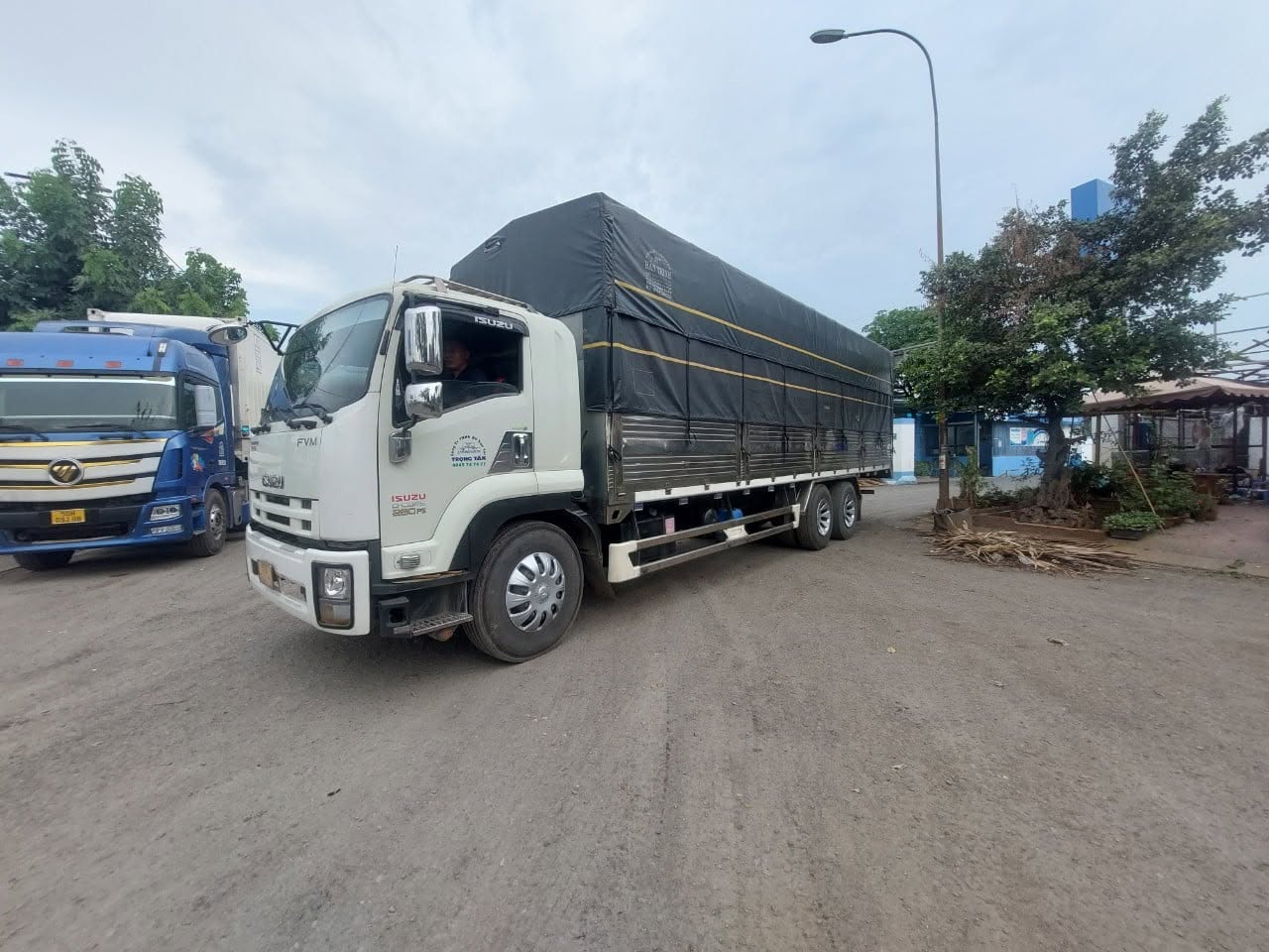 Cho thuê xe tải 15 tấn Bình Dương đi Bình Định, nhận hàng tận kho, vận chuyển máy móc, hàng pallet và vật tư công nghiệp, giao tận nơi theo yêu cầu. cho-thue-xe-tai-15-tan-binh-duong-di-binh-dinh-nhan-hang-tan-kho-giao-tan-noi