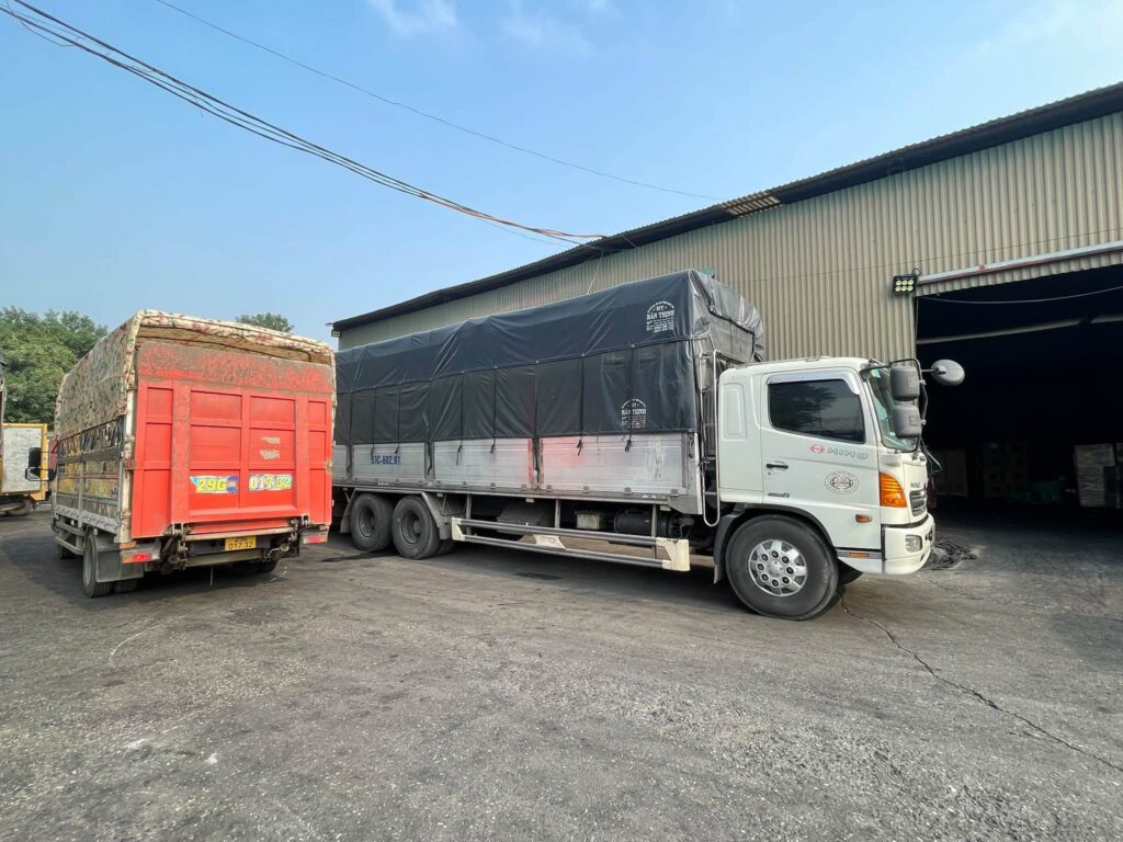 Cho thuê xe tải 15 tấn Bình Dương đi Hưng Yên, chuyên chở máy móc thiết bị, sắt thép, vật tư xây dựng và hàng công nghiệp đóng kiện. cho-thue-xe-tai-15-tan-binh-duong-di-hung-yen