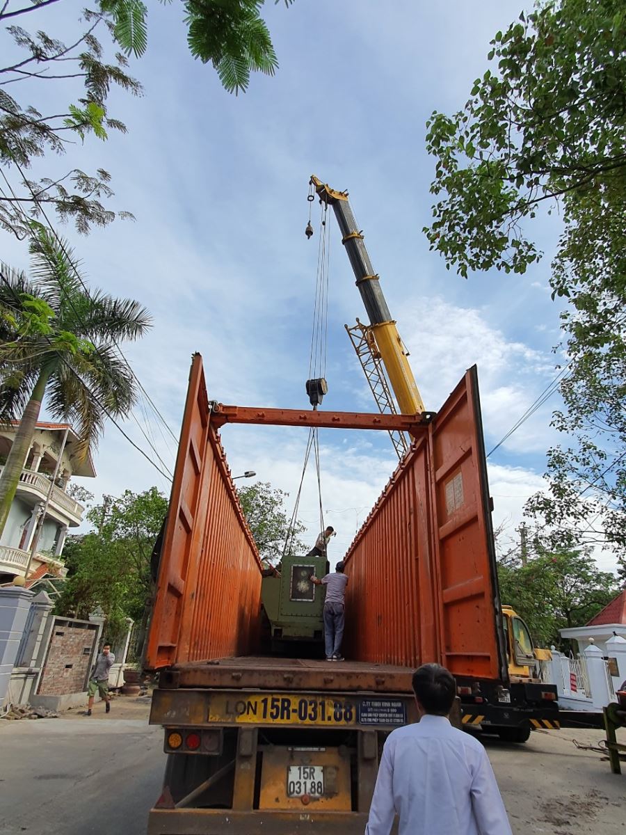 Cont mở nóc thiết kế mở mái phủ bạt chịu lực chuyên dụng chở các hệ thống máy móc thiết bị công nghiệp có chiều cao vượt khổ hoặc cần hạ cẩu trực tiếp từ trên Cont-mo-noc-chuyen-dung-cho-may-moc-thiet-bi-cong-nghiep-cau-tu-tren