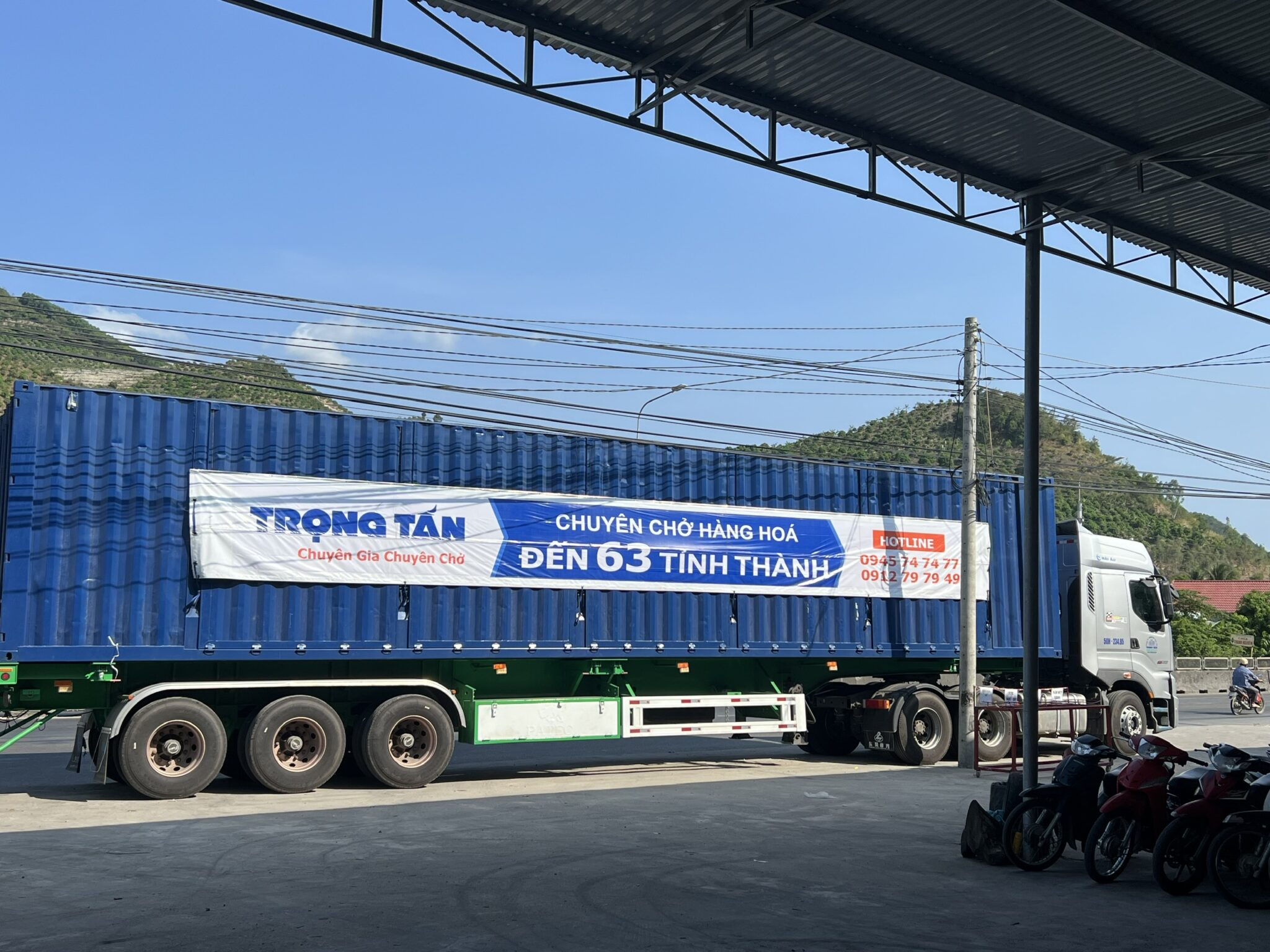 Dịch vụ cho thuê xe container 40 feet chở hàng công nghiệp nguyên chuyến giúp tối ưu dung tích chứa hàng bao bì hạt nhựa linh kiện và đảm bảo an toàn suốt hành trình Dich-vu-cho-thue-xe-container-40-feet-giao-nhan-tan-noi