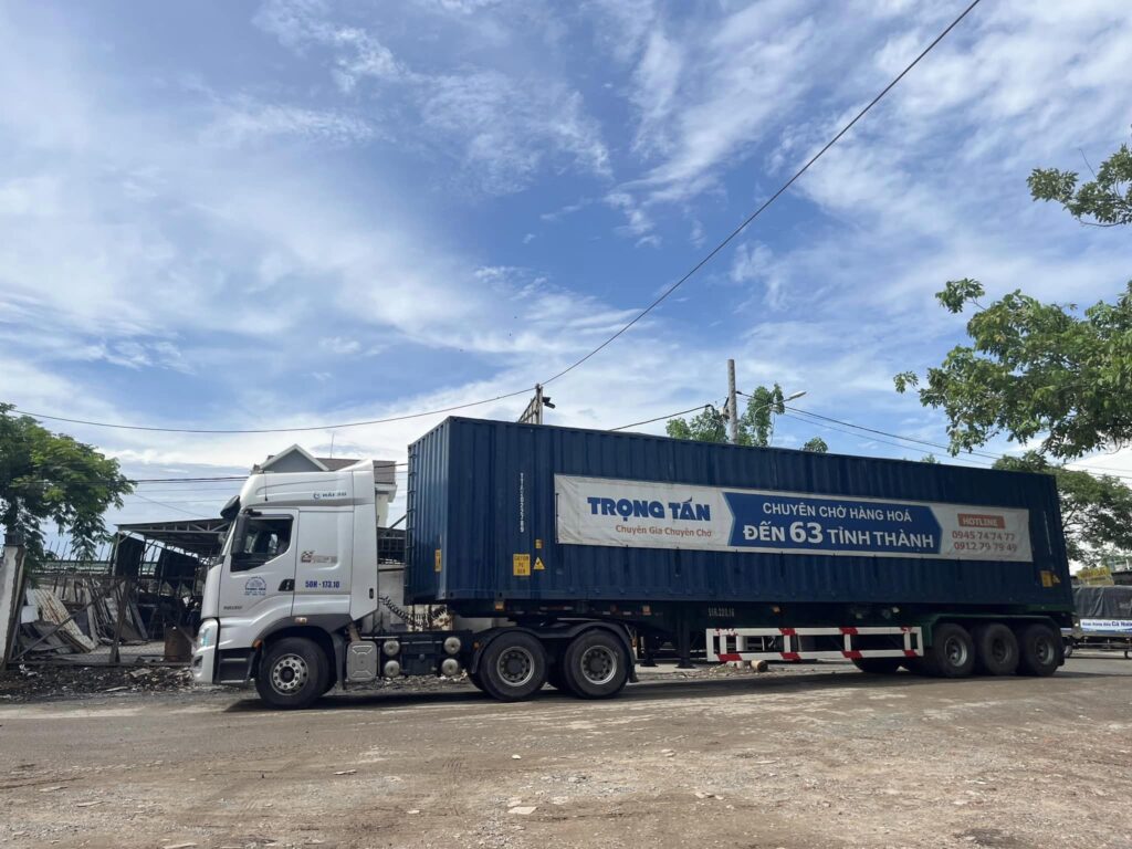 Hình ảnh xe container 40 feet cao chuyên chở các chuyến hàng bao bì phụ liệu công nghiệp giúp tối ưu không gian chứa hàng và đảm bảo an toàn tuyệt đối suốt quãng đường Van-chuyen-bao-bi-linh-kien-bang-container-40-feet-cao-an-toan-tron-goi
