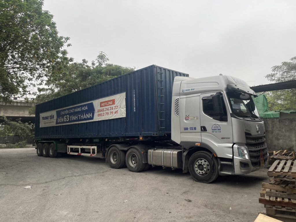 Dịch vụ cho thuê xe container 40 feet có không gian chứa rộng rãi, phù hợp vận chuyển hàng hóa thể tích lớn, hàng đóng thùng, pallet và thiết bị công nghiệp. Cho-thue-xe-container-40-feet-chuyen-cho-hang-hoa-co-the-tic-lon-cong-kenh