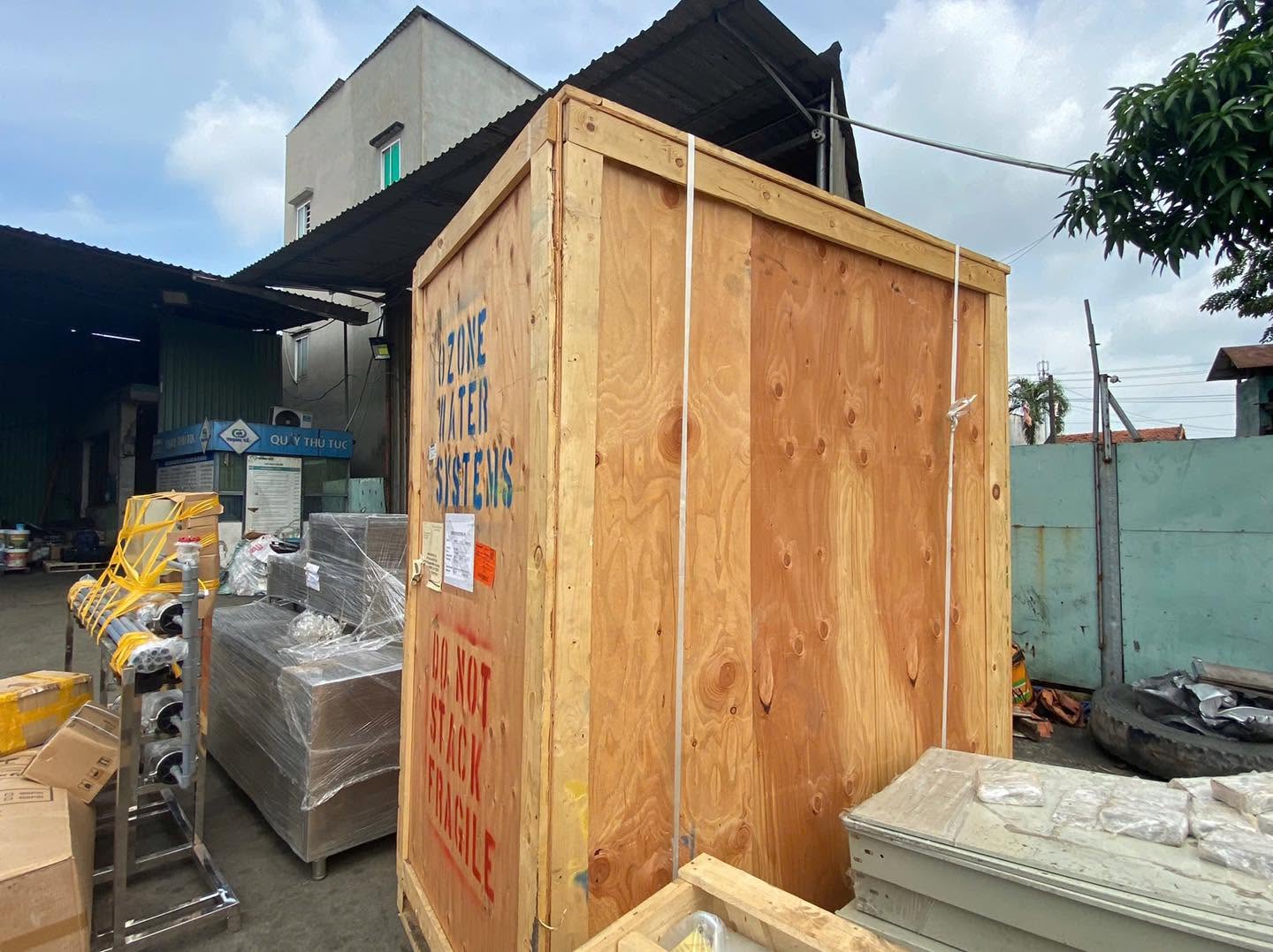 Hàng hóa được đóng gói, bao bọc kỹ lưỡng trước khi xếp lên xe tải 15 tấn, giúp hạn chế trầy xước, va đập trong quá trình vận chuyển từ Bình Dương đi Quảng Bình. dong-goi-hang-hoa-bao-boc-ky-luong-truoc-khi-van-chuyen-bang-xe-tai