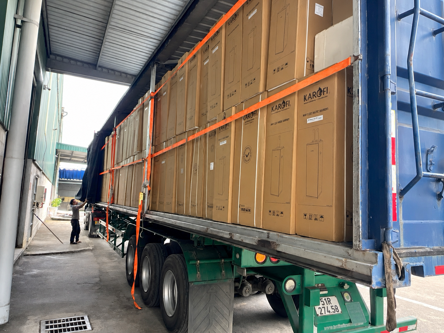Hàng được kiểm tra trọng lượng, kích thước, xếp từ trong ra ngoài và chằng buộc chắc chắn trước khi đóng cửa container. dong-hang-va-chang-buoc-may-moc-kien-nang-vao-container-tai-hung-yen