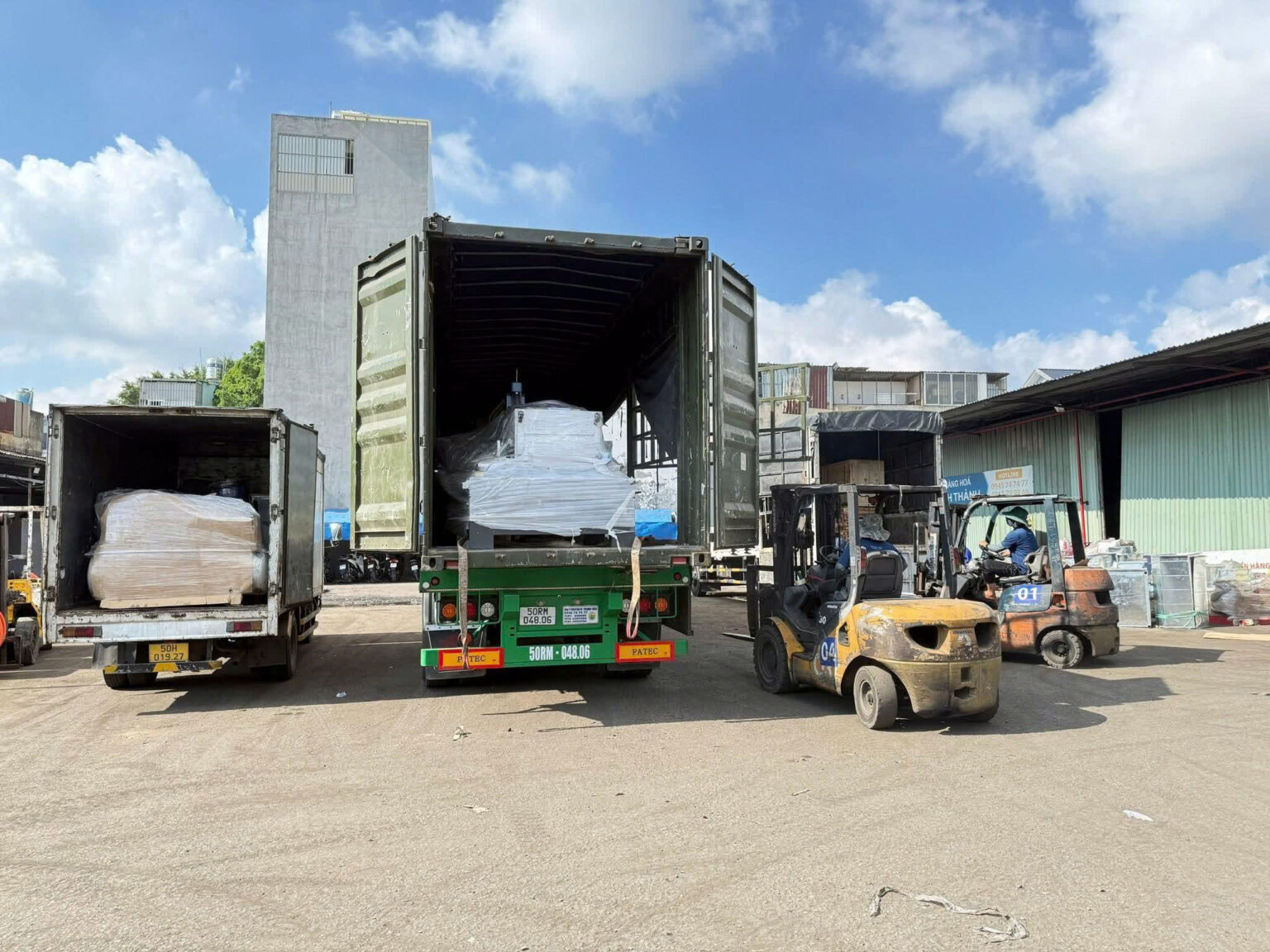 Xe đầu kéo container phù hợp chở máy móc, thiết bị và hàng công nghiệp số lượng lớn từ Hưng Yên đi Lâm Đồng, thuận tiện giao nhận nguyên chuyến. thue-xe-dau-keo-container-cho-hang-so-luong-lon-tu-hung-yen-di-lam-dong