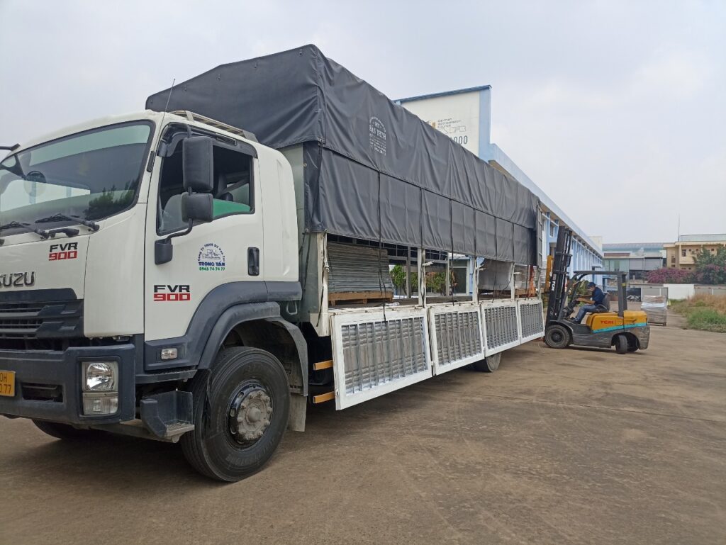 Xe tải 15 tấn vận chuyển hàng từ Bình Dương đi Hải Dương, giao tận địa chỉ yêu cầu, hỗ trợ nhà máy, kho hàng và công trình đúng lịch hẹn. giao-hang-den-noi-bang-xe-tai-15-tan-binh-duong-di-hai-duong