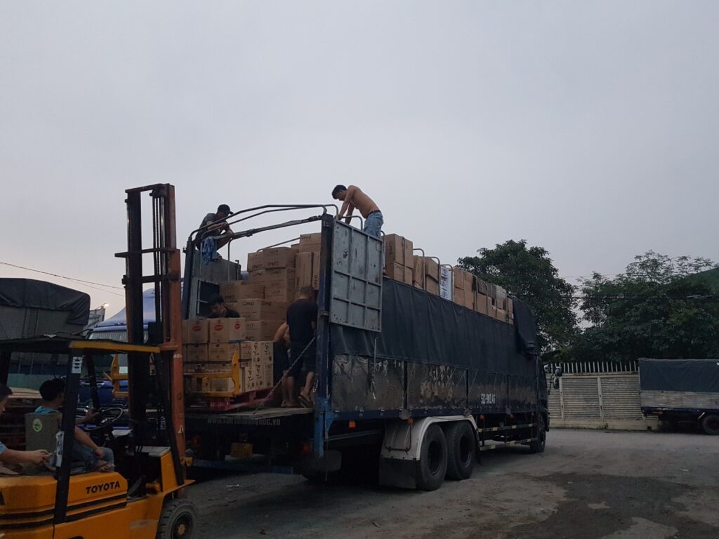 Xe tải 15 tấn vận chuyển hàng từ Bình Dương đến tận khu công nghiệp Bắc Ninh, phối hợp người nhận và giao hàng đúng cổng kho theo yêu cầu. giao-hang-den-tan-khu-cong-nghiep-bac-ninh-bang-xe-tai-15-tan