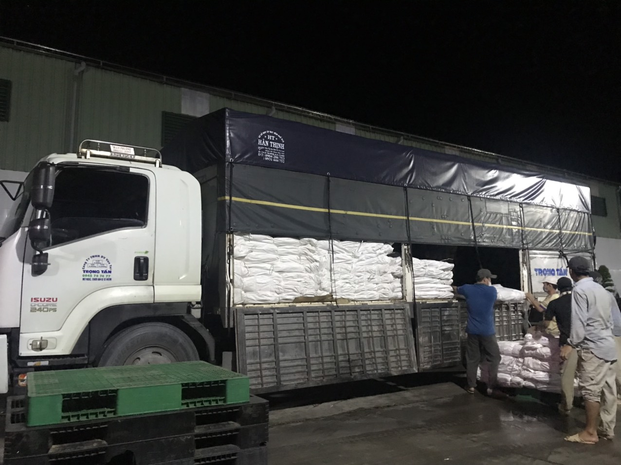 Xe tải 15 tấn vận chuyển hàng từ Bình Dương đi Đà Nẵng, giao hàng trực tiếp đến xưởng sản xuất, hỗ trợ tiếp nhận và bàn giao hàng hóa thuận tiện. giao-hang-den-xuong-bang-xe-tai-15-tan-binh-duong-di-da-nang