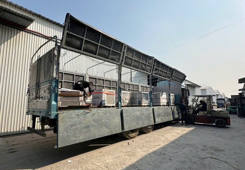 Xe tải 15 tấn vận chuyển gạch ốp lát đóng pallet từ Bình Dương đi Huế, giao hàng đến kho, cửa hàng vật liệu xây dựng và công trình theo yêu cầu. giao-hang-gach-op-lat-dong-pallet-bang-xe-tai-15-tan-di-hue