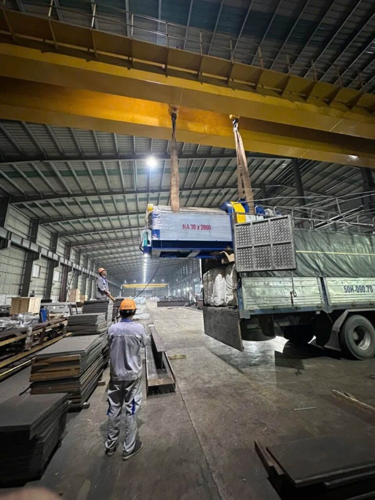 Xe tải 15 tấn vận chuyển máy móc thiết bị từ Bình Dương đi Bắc Giang, giao tận nhà máy, hỗ trợ bốc dỡ và bàn giao hàng hóa. giao-hang-may-moc-thiet-bi-den-nha-may-bang-xe-tai-15-tan