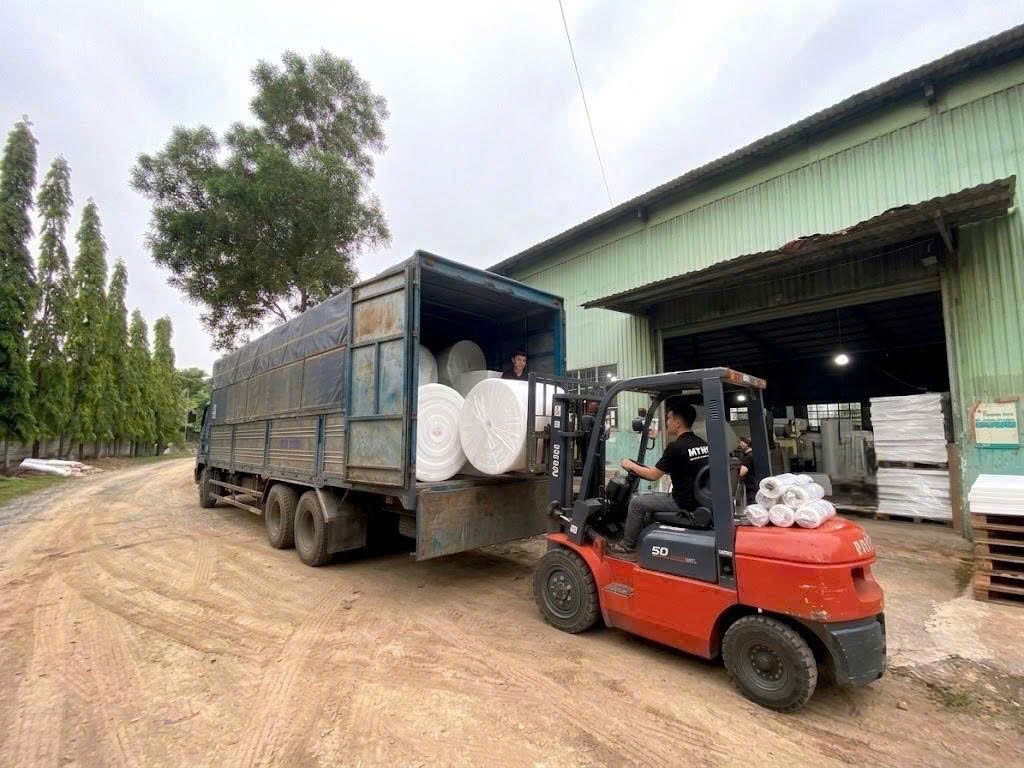 Giao hàng nút dẻo PE đến kho bằng xe tải 15 tấn đi Phú Thọ, hỗ trợ đưa hàng xuống xe, sắp xếp và bàn giao tại kho. giao-hang-nut-deo-pe-den-kho-bang-xe-tai-15-tan-di-phu-tho