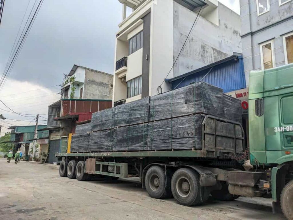 Giao hàng ván gỗ đến đúng lịch bằng xe đầu kéo mooc sàn, vận chuyển từ Bình Dương đi Hà Tĩnh, đáp ứng tiến độ nhận hàng tại kho. giao-hang-van-go-den-dung-lich-bang-xe-dau-keo-mooc-san