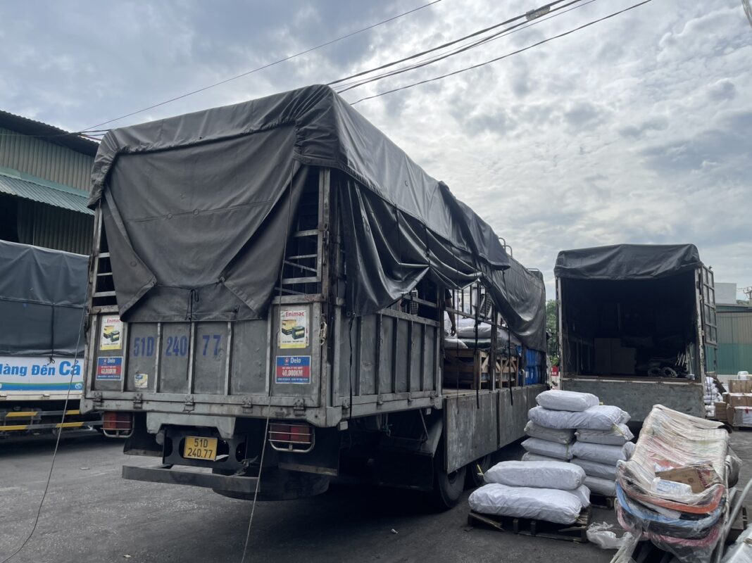 dịch vụ vận chuyển gạo đi sóc trăng bằng xe tải 15 tấn đảm bảo hàng hóa khô ráo an toàn tuyệt đối và giao nhận tận nơi cho các đại lý nông sản Van-chuyen-gao-dong-bao-bang-xe-tai-15-tan-di-tinh-soc-trang