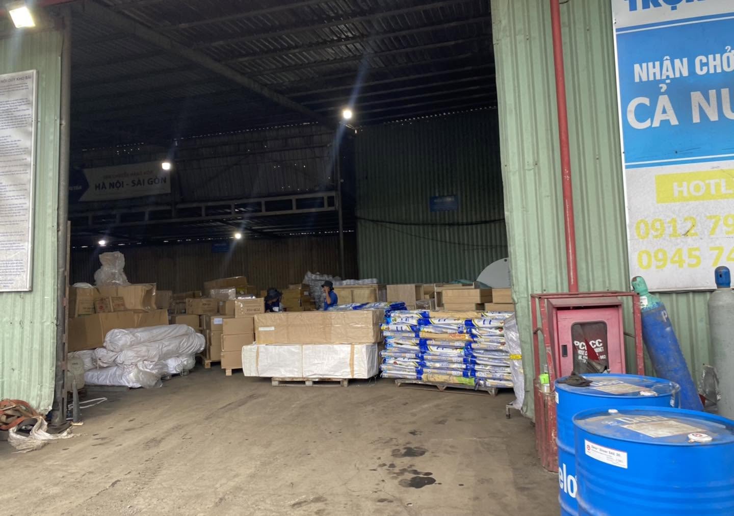 Xe tải 15 tấn Bình Dương đi Bình Định thường xuyên vận chuyển máy móc, sắt thép, hàng pallet, vật tư công nghiệp và hàng đóng kiện đến kho xưởng. hang-hoa-thuong-xuyen-van-chuyen-bang-xe-tai-15-tan-binh-duong-di-binh-dinh