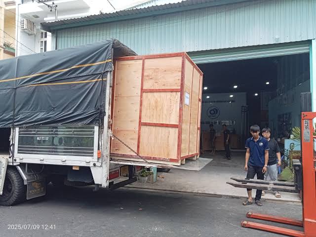 dịch vụ cho thuê xe tải 15 tấn mui bạt vận chuyển dây chuyền máy móc chế biến xơ dừa chuyên nghiệp giao tận nơi cho các xưởng sản xuất tại bến tre Van-chuyen-thiet-bi-may-moc-che-bien-xo-dua-di-ben-tre-an-toan
