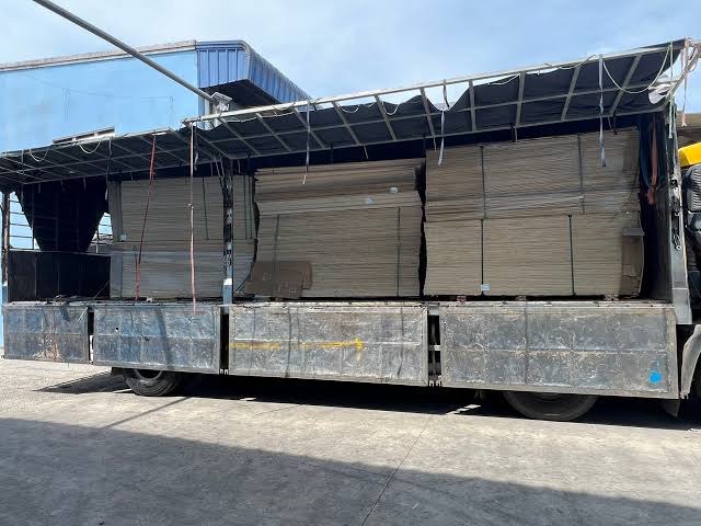 Xe tải thùng bạt vận chuyển hàng đóng thùng đến Sóc Trăng, hàng hóa được xếp ngay ngắn, che chắn kỹ lưỡng, hạn chế bụi bẩn và ẩm ướt. Xe-tai-thung-bat-cho-hang-dong-thung-che-chan-can-than-khi-van-chuyen