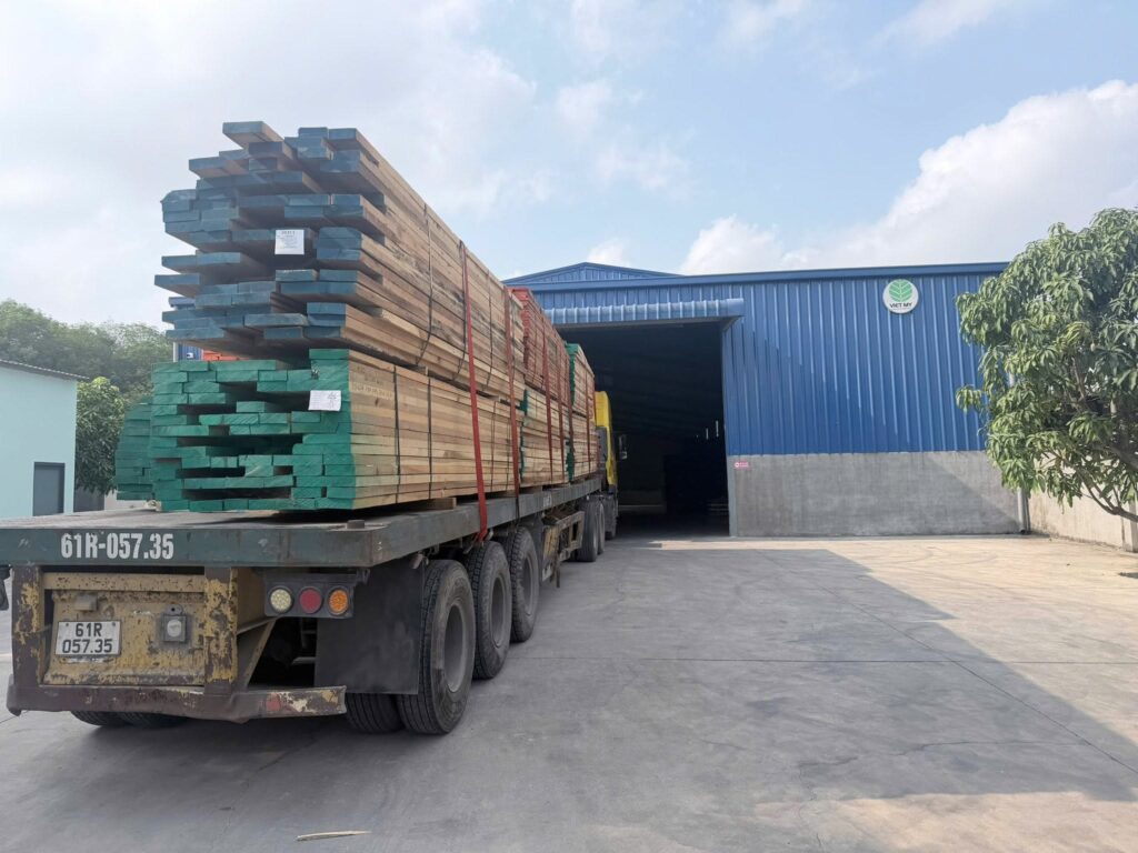 Kiểm tra hàng hóa trước khi giao tại kho khách hàng ở Nghệ An, đối chiếu số lượng ván gỗ phủ phim và tình trạng hàng trước bàn giao. kiem-tra-hang-hoa-truoc-khi-giao-tai-kho-khach-hang-o-nghe-an