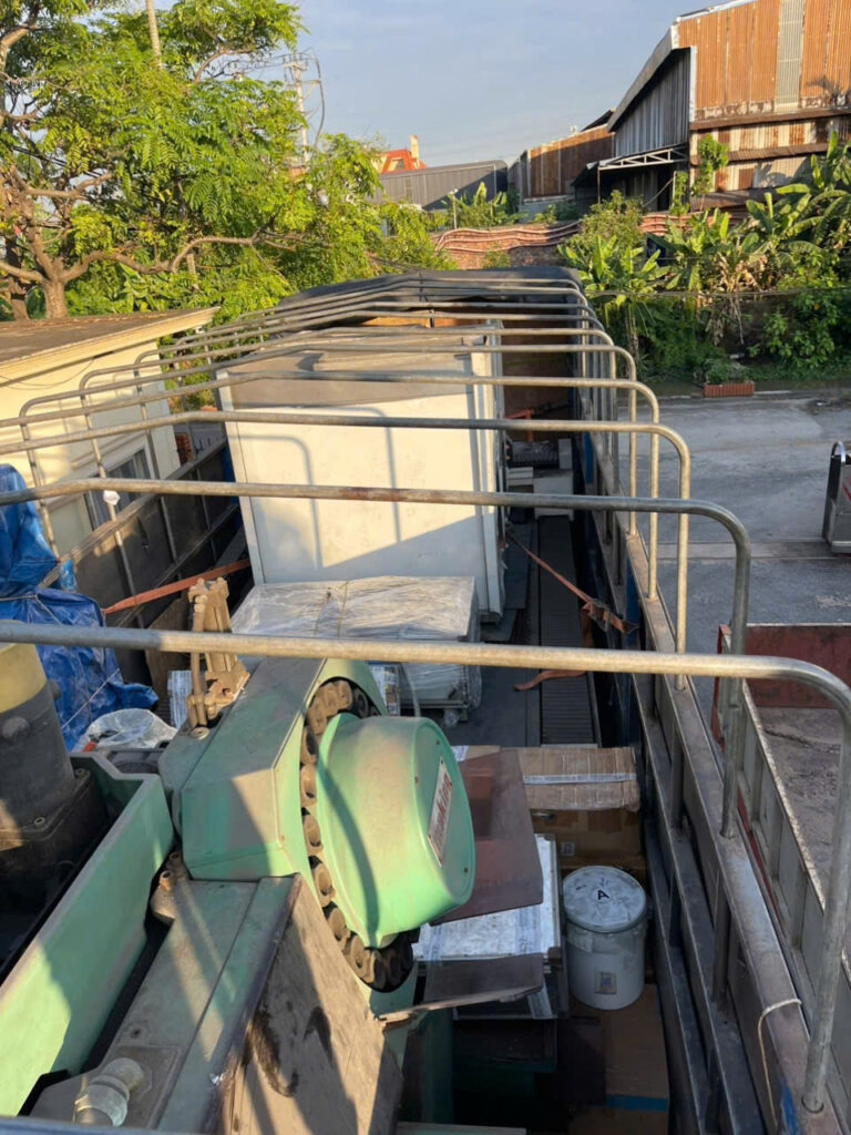 Máy móc, thiết bị được tập kết tại kho Bình Dương, bốc xếp lên xe tải 15 tấn và vận chuyển thẳng đến Phú Thọ theo lịch giao hàng. nhan-cho-may-moc-thiet-bi-bang-xe-tai-15-tan-tuyen-binh-duong-phu-tho