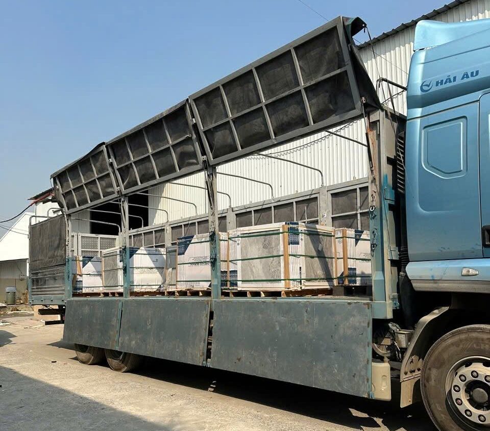 Xe tải 15 tấn nhận hàng tại kho ở Bình Dương, kiểm tra và sắp xếp kiện hàng trước khi vận chuyển đến kho xưởng và nhà máy tại Quảng Nam. nhan-hang-tai-kho-bang-xe-tai-15-tan-binh-duong-di-quang-nam