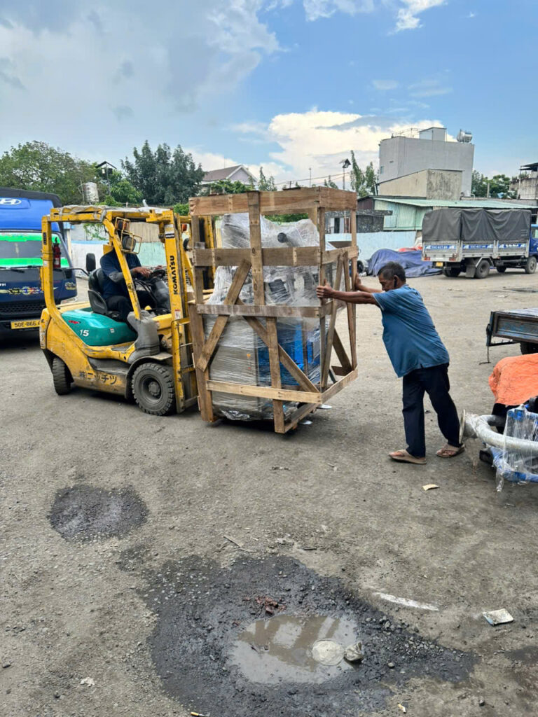 nhan-van-chuyen-hang-ghep-bang-xe-tai-15-tan-binh-duong-di-hai-phong
