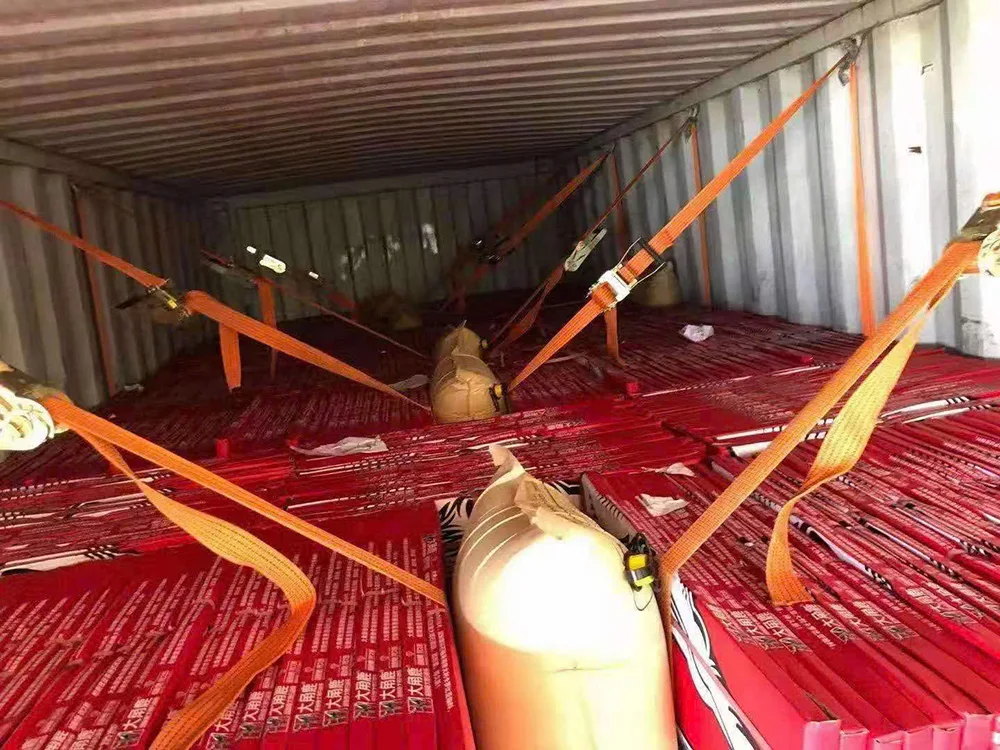 Kỹ thuật xếp hàng hóa bên trong container chú trọng hạn chế khoảng trống xê dịch khi di chuyển và chằng buộc thiết bị máy móc cẩn thận nhằm loại bỏ nguy cơ va đập Hang-hoa-ben-trong-container-duoc-co-dinh-chac-chan-chong-va-dap