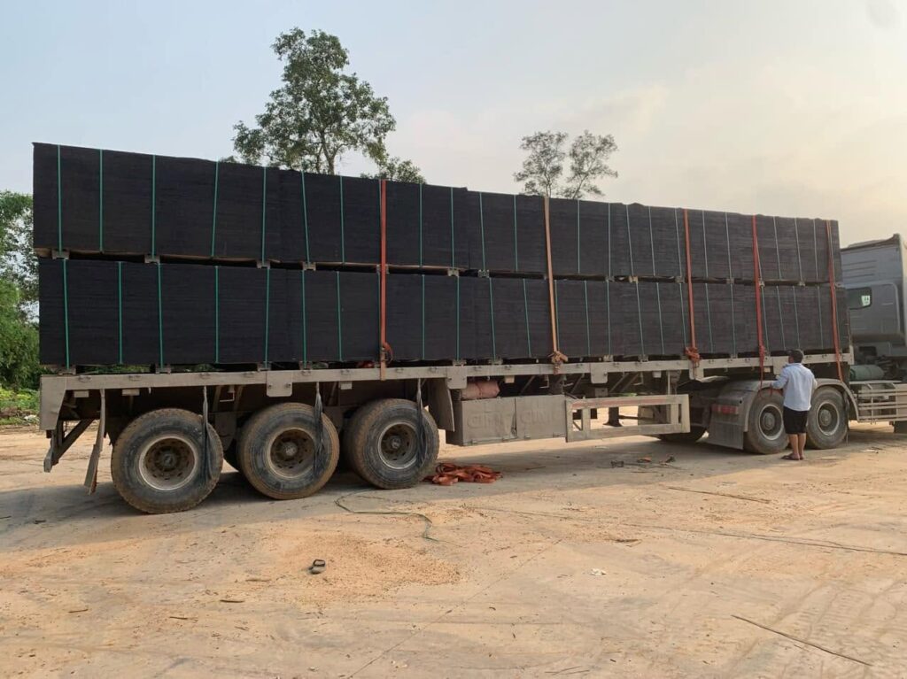 Nhân viên sắp xếp và cố định hàng hóa trên xe đầu kéo mooc sàn bằng dây chằng, kiểm tra vị trí kiện hàng trước khi vận chuyển đi Bắc Ninh. sap-xep-va-co-dinh-hang-hoa-tren-xe-dau-keo-mooc-san-truoc-khi-van-chuyen