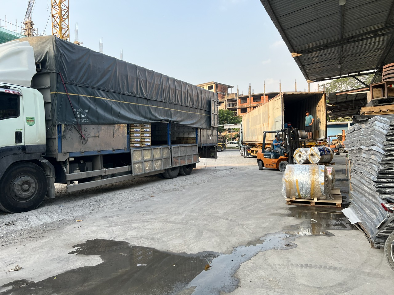 vận chuyển hàng bao bì thùng carton màng bọc đóng pallet cẩn thận chống ẩm mốc giúp phục vụ đóng gói các sản phẩm từ dừa tại tỉnh bến tre an toàn Van-chuyen-hang-bao-bi-thung-carton-di-ben-tre