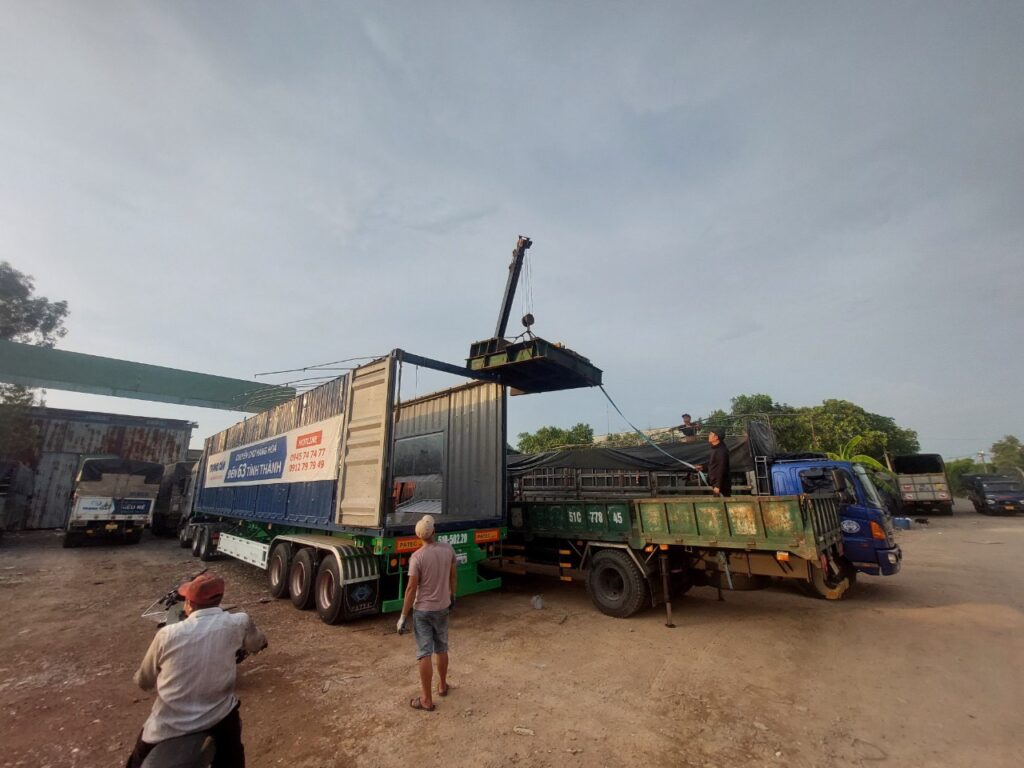 van-chuyen-thiet-bi-may-moc-bang-xe-dau-keo-container-duong-dai