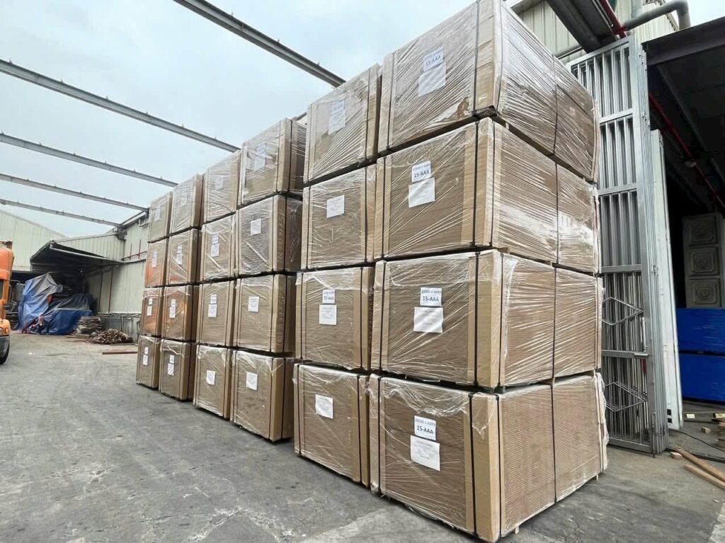 Ván gỗ ép được vận chuyển thường xuyên bằng xe đầu kéo mooc sàn, nhận hàng tại kho, sắp xếp và chằng buộc trước khi giao đến nơi. Do you like this personality? van-go-ep-thuong-xuyen-van-chuyen-di-thanh-hoa-bang-mooc-san