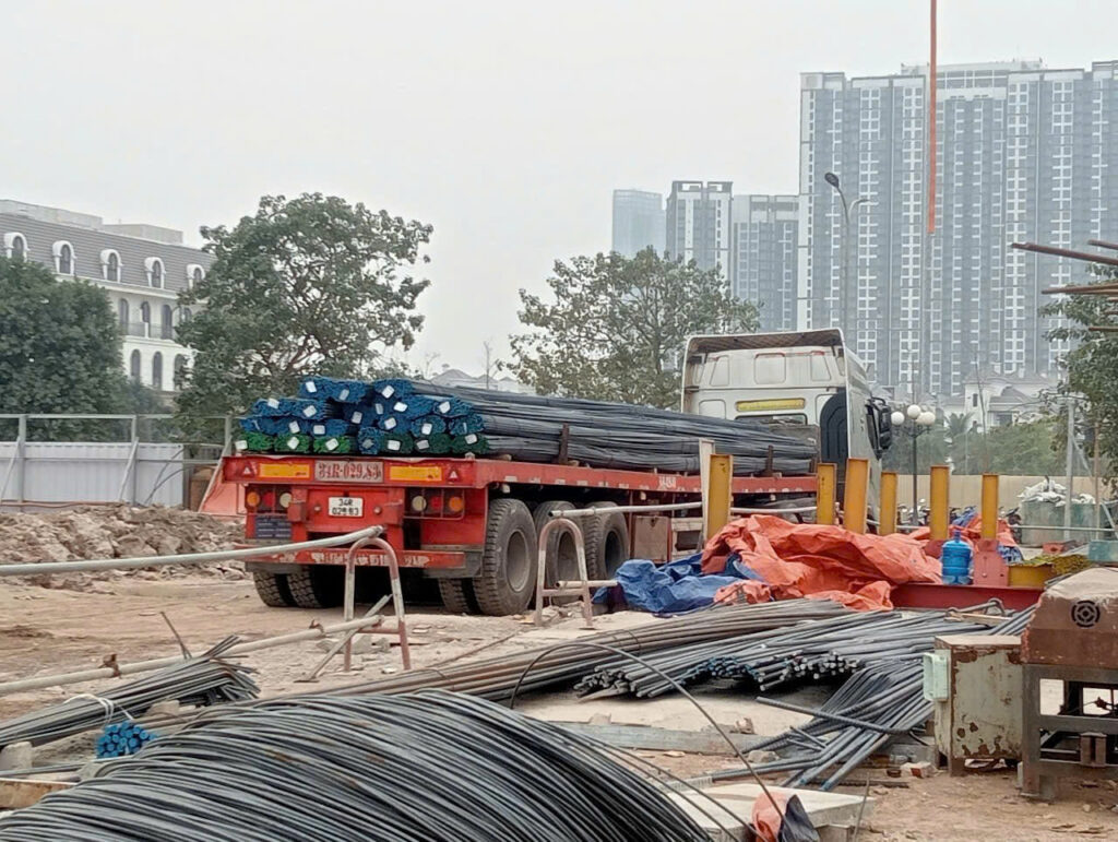 Xe đầu kéo mooc sàn vận chuyển thép từ Bình Dương đi Ninh Bình, giao hàng trực tiếp đến công trình, đáp ứng tiến độ cung ứng vật liệu xây dựng. xe-dau-keo-mooc-san-giao-hang-thep-den-cong-trinh-tai-ninh-binh