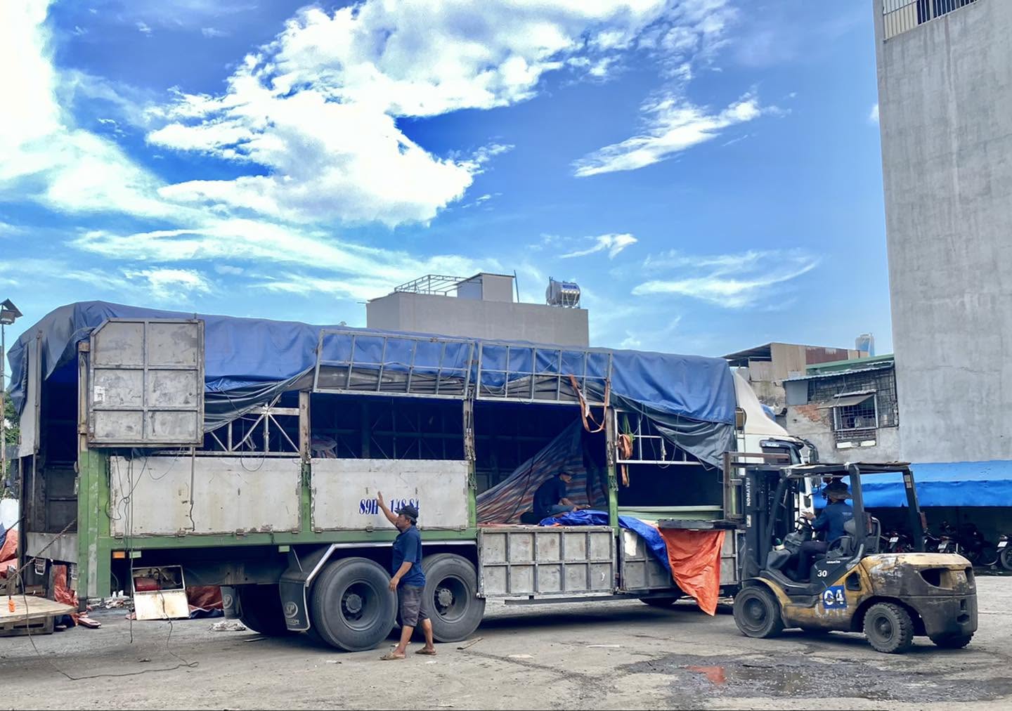 Xe tải 1 tấn mui bạt nhận hàng tận nơi tại Bình Dương, phù hợp vận chuyển hàng nhỏ, hàng đóng kiện và giao nhận linh hoạt theo yêu cầu khách hàng. xe-tai-1-tan-mui-bat-nhan-hang-tan-noi-tai-binh-duong
