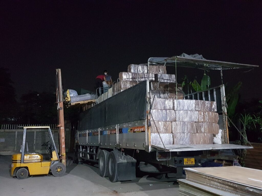 Xe tải 15 tấn Bình Dương đi Hưng Yên giao hàng tận nơi, nhận vận chuyển hàng ghép, máy móc thiết bị, hàng pallet và vật tư công nghiệp đến địa chỉ yêu cầu. xe-tai-15-tan-binh-duong-di-hung-yen-giao-hang-tan-noi