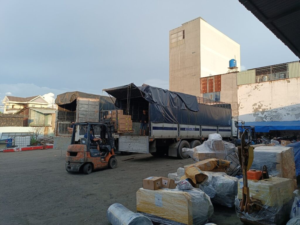 Xe tải 15 tấn nhận ghép hàng và nguyên chuyến từ Bình Dương đi Hà Tĩnh, linh hoạt theo số lượng hàng, hỗ trợ lấy hàng tận kho và giao đến nơi. xe-tai-15-tan-nhan-ghep-hang-va-nguyen-chuyen-tu-binh-duong-di-ha-tinh