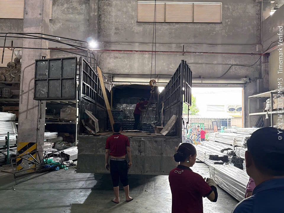 Xe tải 15 tấn đến nhận hàng tận kho tại Bình Dương, hỗ trợ bốc xếp và vận chuyển hàng hóa đi Nghệ An, đáp ứng lịch giao nhận của khách hàng. xe-tai-15-tan-nhan-hang-tan-kho-tai-binh-duong-di-nghe-an