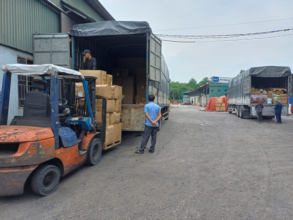 Xe tải 15 tấn thùng bạt vận chuyển hàng hóa từ Bình Dương đi Phú Thọ, phù hợp hàng đóng kiện, hàng tiêu dùng và nhiều loại hàng cần đi nguyên chuyến. xe-tai-15-tan-thung-bat-van-chuyen-hang-hoa-tu-binh-duong-di-phu-tho