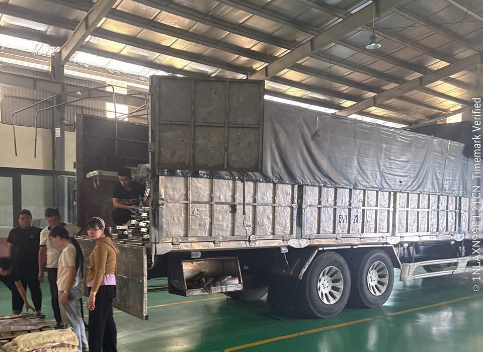 Xe tải 15 tấn vận chuyển hàng hóa từ Bình Dương đến Nghệ An, giao hàng tại địa chỉ khách yêu cầu, phục vụ kho hàng, nhà máy và cơ sở sản xuất. xe-tai-15-tan-van-chuyen-hang-tu-binh-duong-giao-den-nghe-an