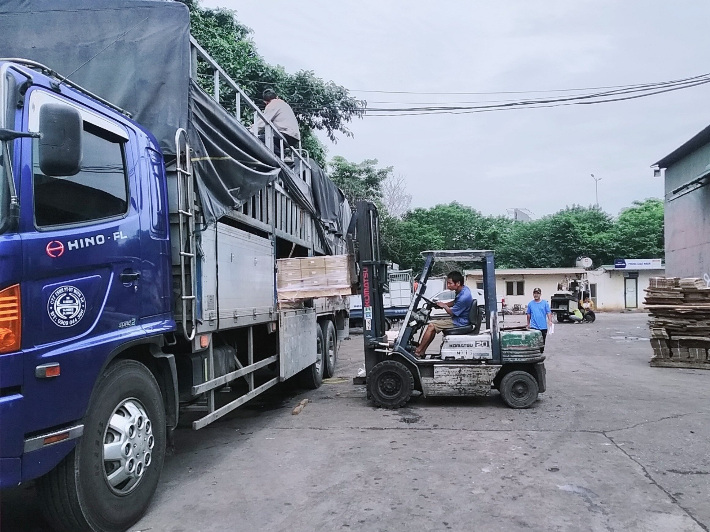 Xe tải 15 tấn vận chuyển hàng từ Bình Dương đến Quảng Bình, giao hàng tại kho, nhà máy và công trình theo địa chỉ khách yêu cầu, đúng lịch trình. xe-tai-15-tan-van-chuyen-hang-tu-binh-duong-giao-den-quang-binh