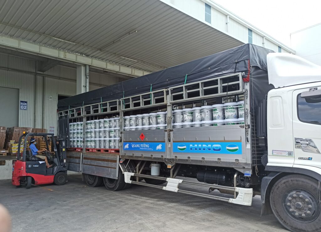 Xe tải 15 tấn vận chuyển sơn từ Bình Dương đi Ninh Bình, giao hàng tận nơi theo yêu cầu, hỗ trợ doanh nghiệp cung ứng sơn cho đại lý, kho hàng và công trình. xe-tai-15-tan-van-chuyen-son-giao-hang-tan-noi-tai-ninh-binh