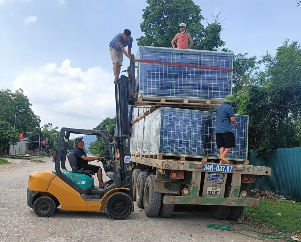 Xe nâng hỗ trợ bốc xếp hàng hóa lên xe đầu kéo mooc sàn tại Bình Dương, sắp đặt kiện hàng đúng vị trí và kiểm tra trước khi vận chuyển đi Hải Dương. xep-hang-hoa-bang-xe-nang-len-xe-dau-keo-mooc-san-di-hai-duong